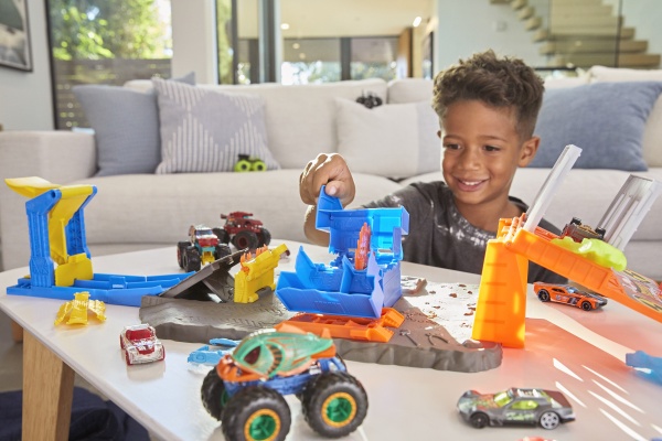 Игровой набор Hot Wheels Приключения на станции серии Monster Trucks HFB12