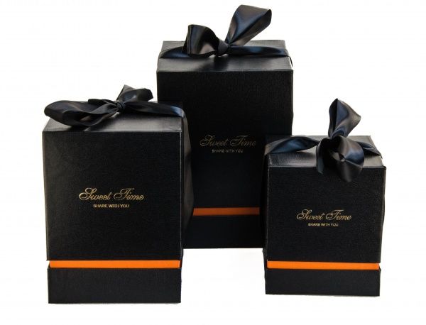 Коробка подарочная Кубик 136-3 18x18x26 см в цветовом ассортименте.