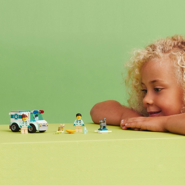 Конструктор LEGO City Спасательный ветеринарный фургон 60382