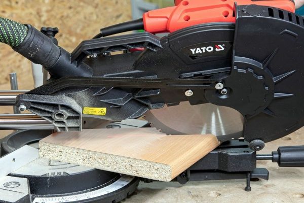 Пила торцювальна YATO YT-82174