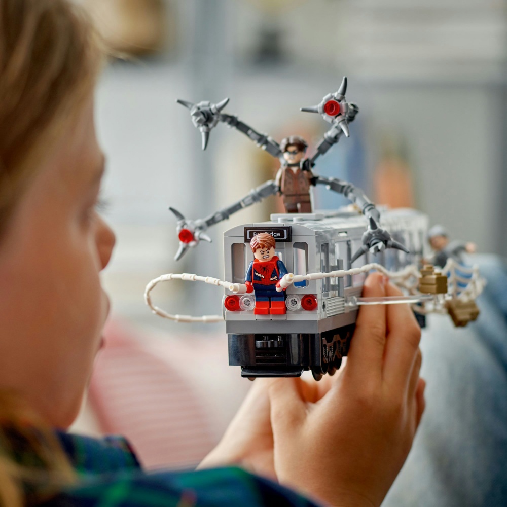 Конструктор LEGO Super Heroes Marvel Человек-паук против Дока Ока: Сцена в метро 76321