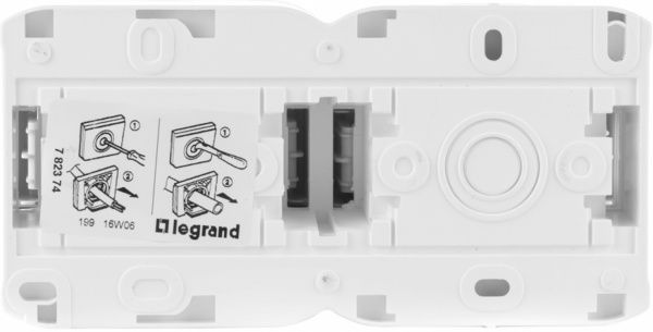 Розетка подвійна із заземленням Legrand Quteo 2x2К+З зі шторками з кришкою білий 782323