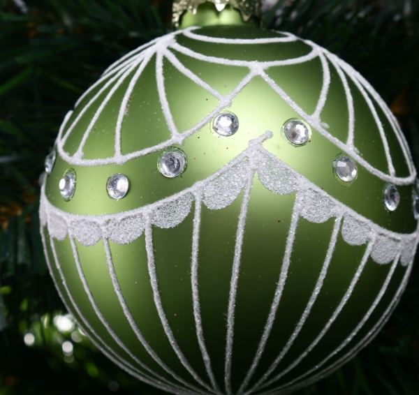 Елочная игрушка в форме шара с узором 8 см 