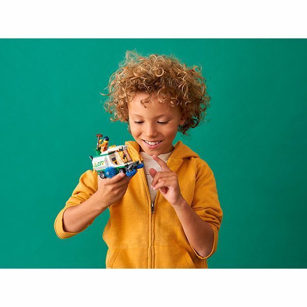 Конструктор LEGO City Дворник 60249