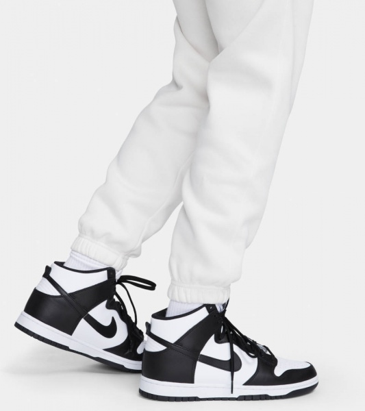 Брюки Nike CLUB+ BB CF PANT MLOGO DX0795-030 р. S бежевый