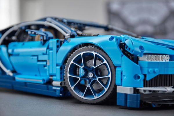 Конструктор LEGO Technic Bugatti Chiron 42083