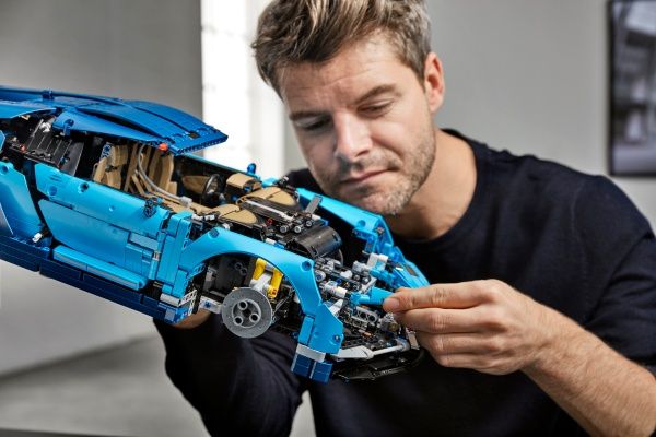 Конструктор LEGO Technic Bugatti Chiron 42083