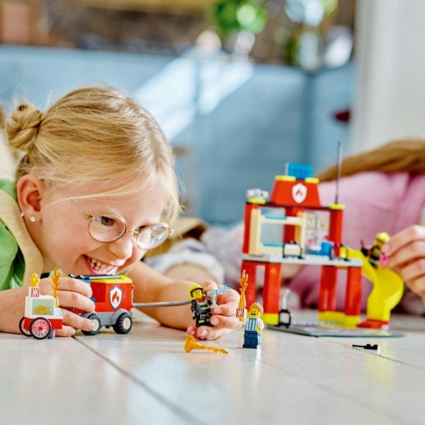 Конструктор LEGO City Пожежне депо та пожежна машина 60375