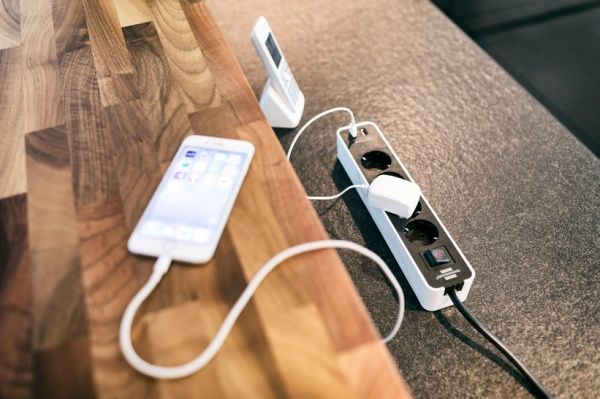 Удлинитель с выключателем Brennenstuhl Ecolor 2 USB 5V 2100 mA с заземлением 4 гн. белый 1,5 м 1153240026 