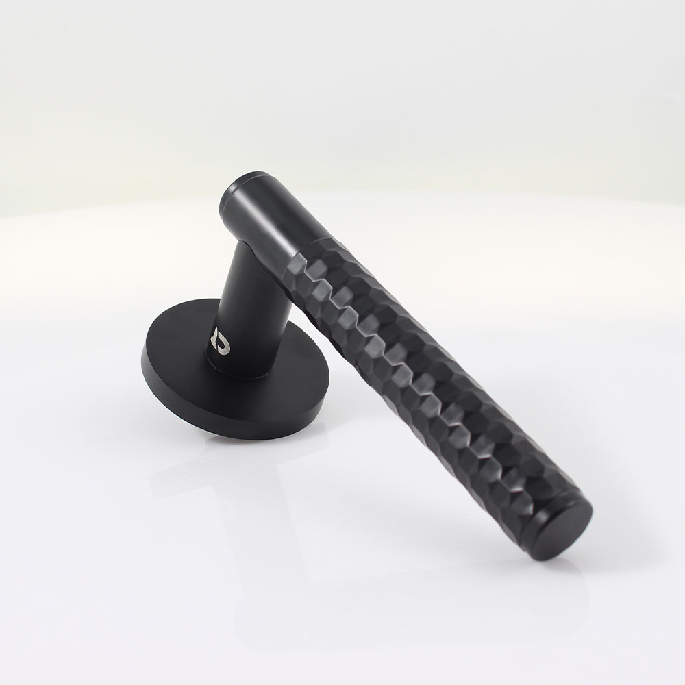 Ручка на розетці Comit Metrica матовий чорний