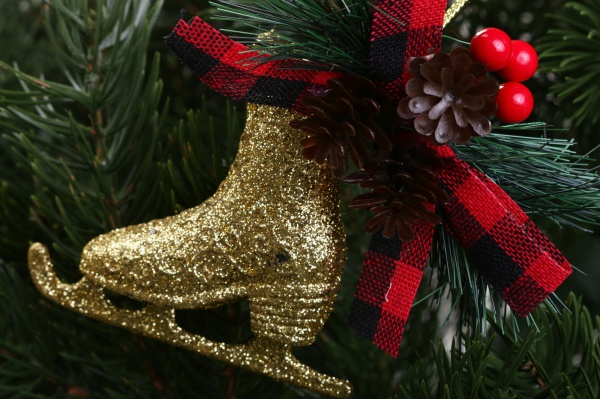 Декоративная подвеска Коньки с декором 10x8x3,5 см золотой LD21035