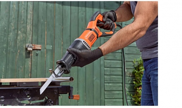 Пила шабельна Black+Decker BES301