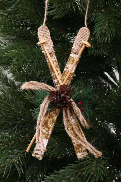 Декоративная подвеска Лыжи с декором 20x8x3 см золотой LD21060