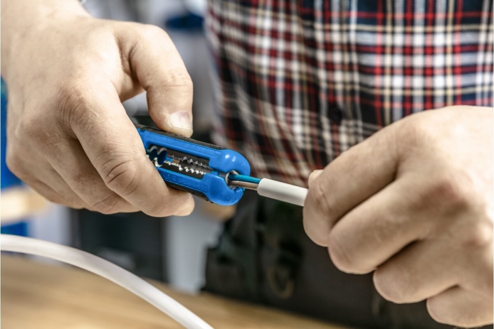 Инструмент для снятия изоляции HOEGERT HT1P102