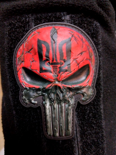 Шеврон-патч АРТ ІДЕЯ Punsher Тризуб 6,3х8,5 см красно-черный