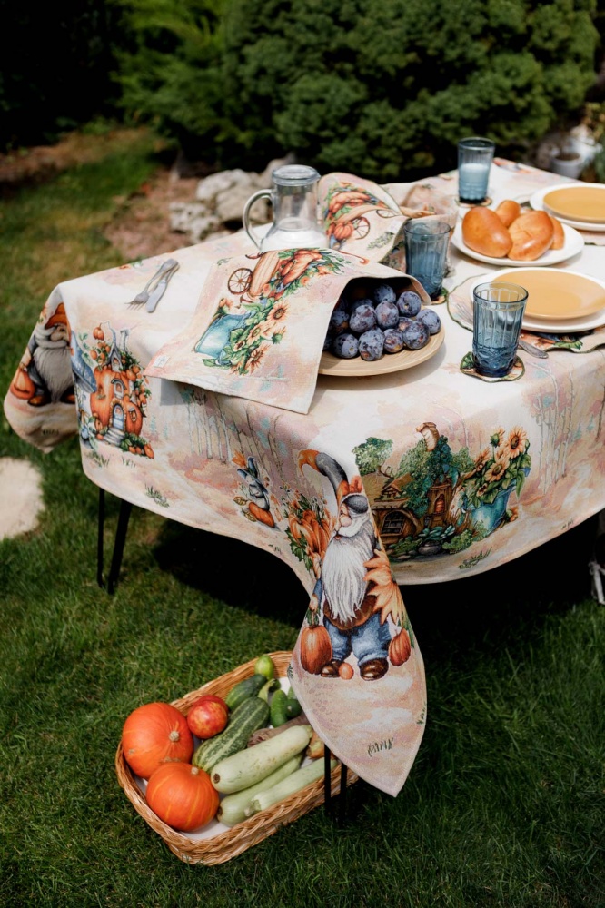 Скатерть Тыквенные гномы 135x140 см бежево-желтый Прованс