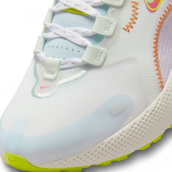 Кросівки Nike DN2652-100 р.US 6 білий із бірюзовим