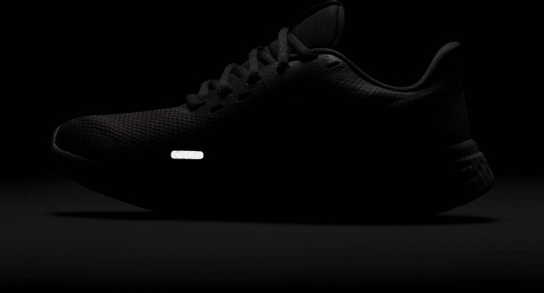 Кроссовки Nike NIKE REVOLUTION 5 BQ3207-001 р.US 5,5 черный