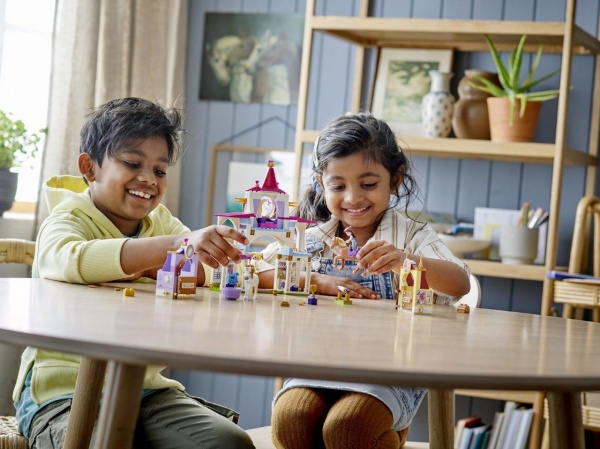 Конструктор LEGO Disney Королевская конюшня Белль и Рапунцель 43195