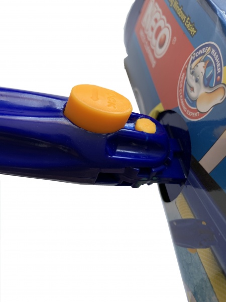 Телескопічна щітка NECO для миття скляних поверхонь