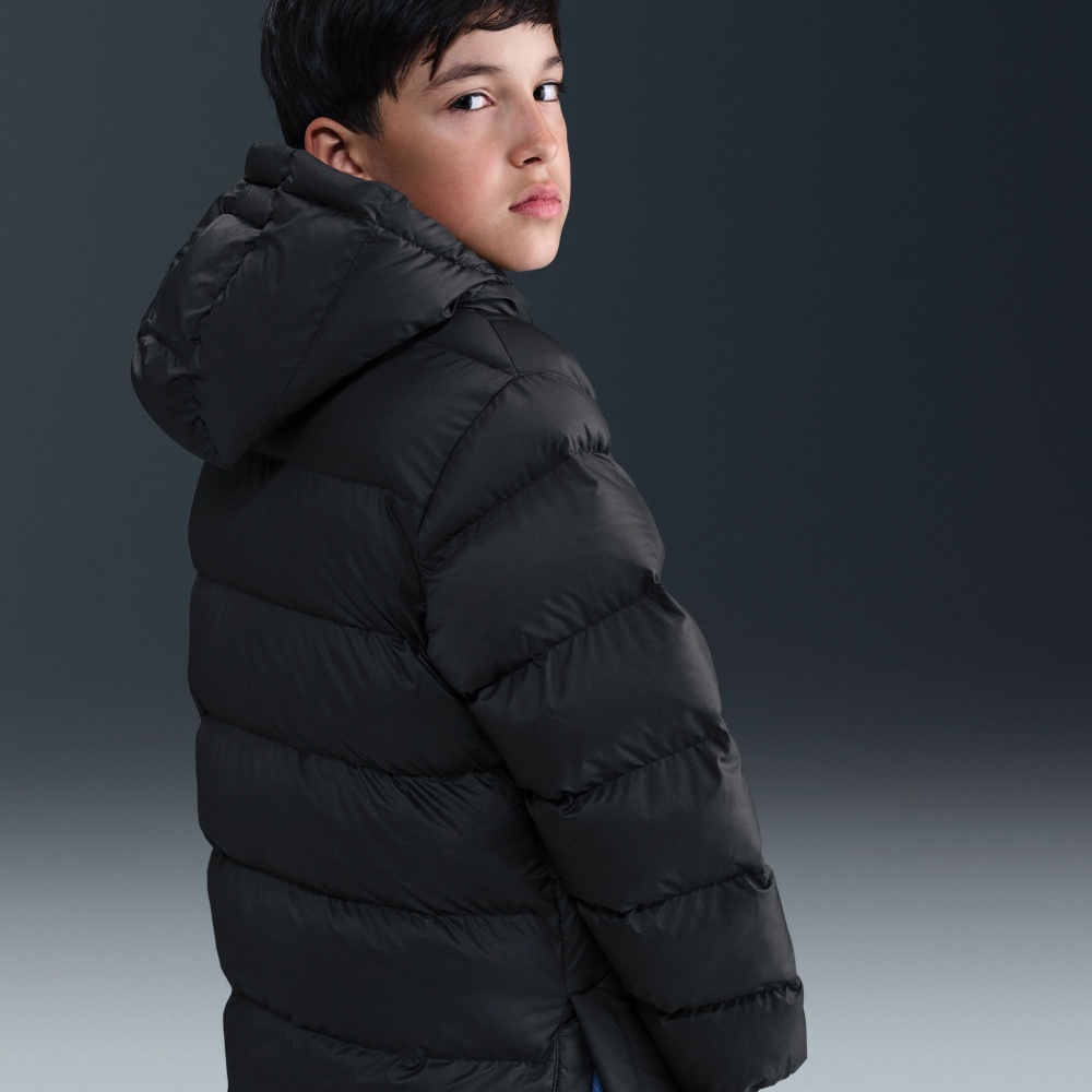 Куртка унисекс Nike Sportswear All Day Play Older Kids' Puffer Jacket р.136 черный HJ2722-010