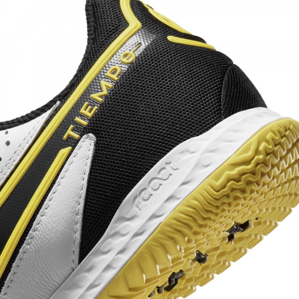 Футзальная обувь Nike React Tiempo Legend 9 Pro IC DA1183-107 р.US 8,5 белый