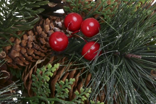 Вінок новорічний хвойний мікс із шишками і ягодами d350 мм C37574 