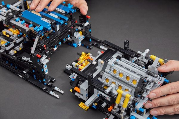 Конструктор LEGO Technic Bugatti Chiron 42083