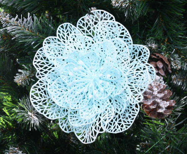 Цветок декоративный новогодняя большая голубая присыпка 20 см с зажимом