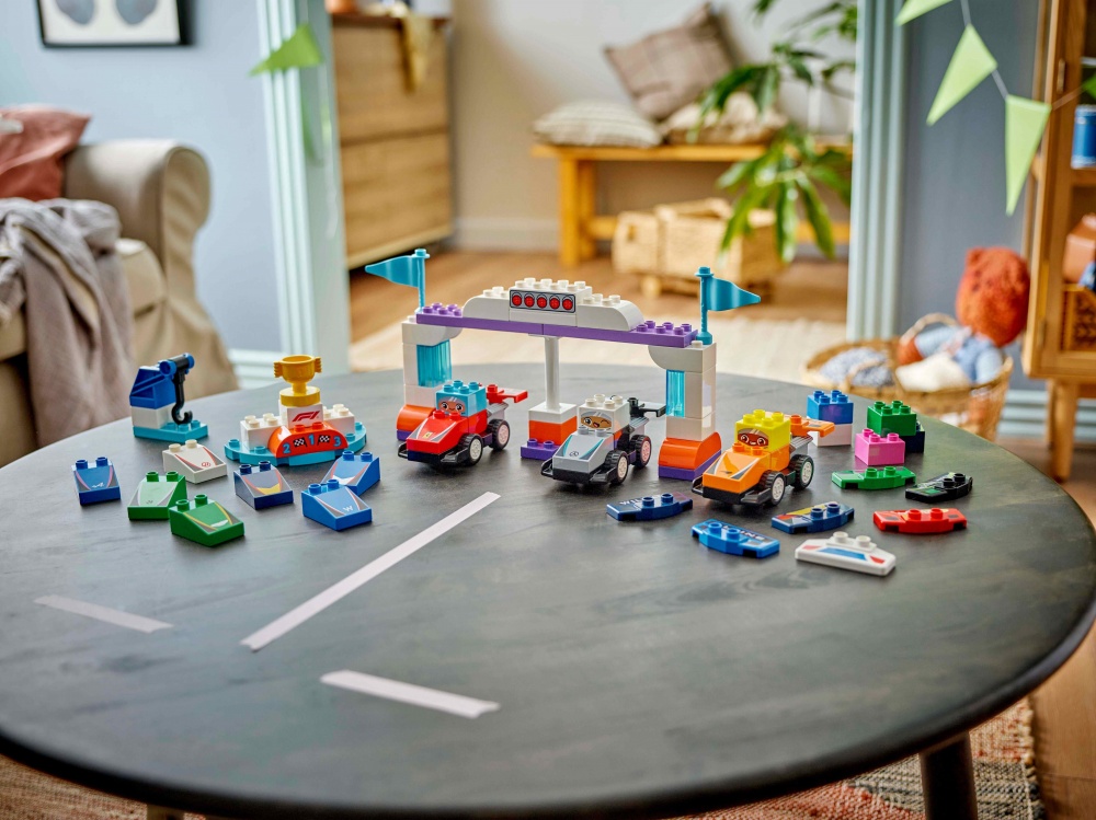 Конструктор LEGO DUPLO Автомобили для гонки и пилоты команд Формулы-1 10445