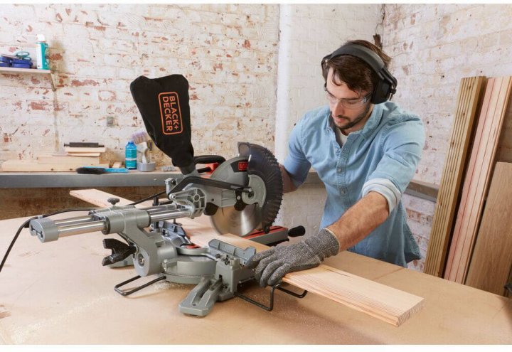 Пила торцювальна Black+Decker BES710