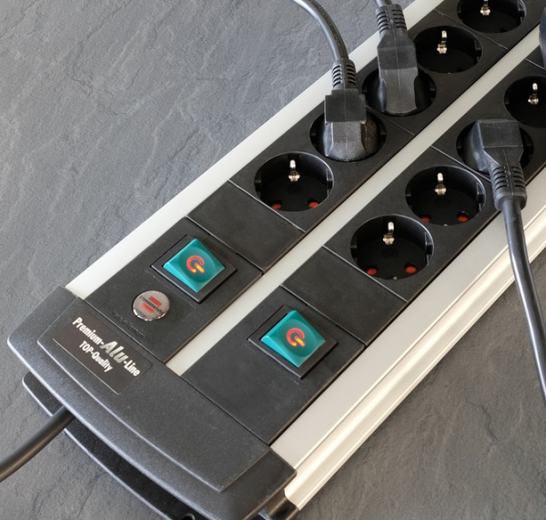 Подовжувач побутовий Brennenstuhl Premium Alu-Line із заземленням чорний 3 м 1391000912 