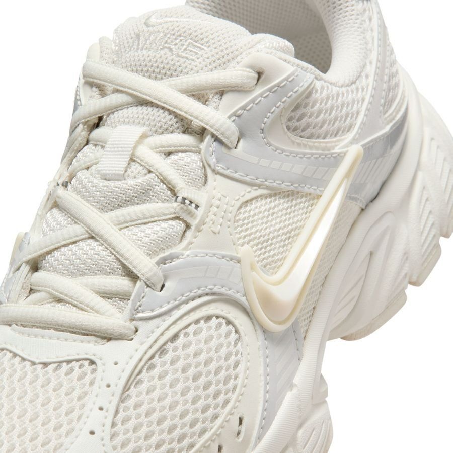 Кроссовки женские Nike V5 RNR N IQ0276-030 р.37,5 бежевые