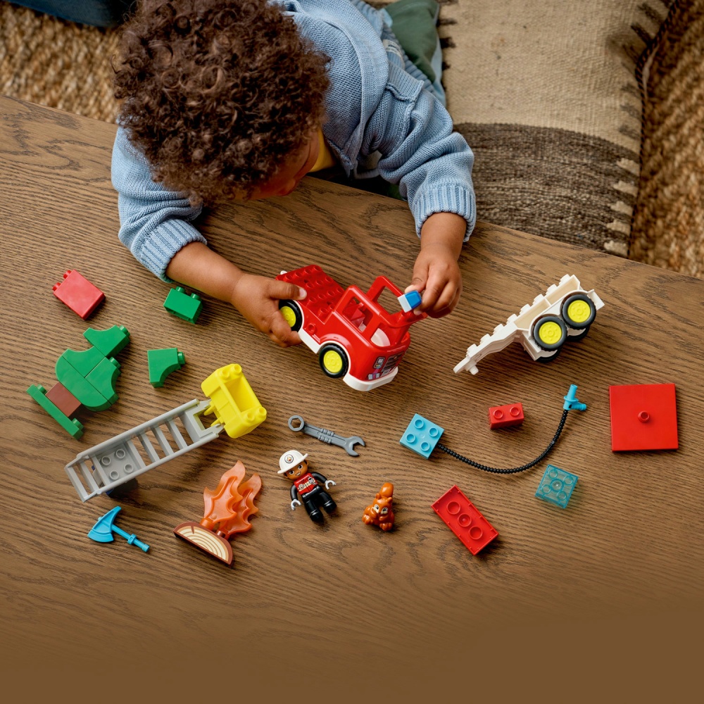 Конструктор LEGO DUPLO Пожежна машина зі шлангом і пожежником 10473