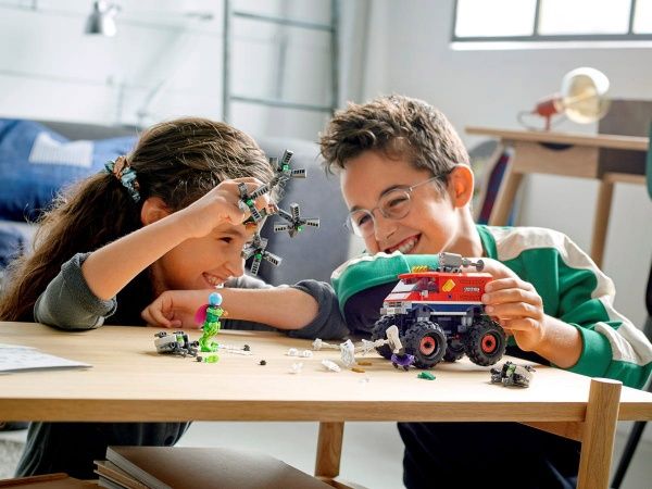 Конструктор LEGO Super Heroes Marvel Грузовик-монстр Человека-Паука против Мистерио 76174