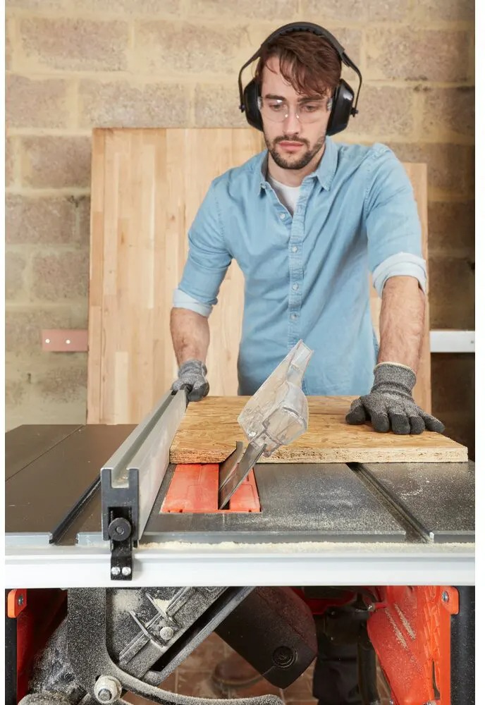 Пила торцовочная Black+Decker BES720