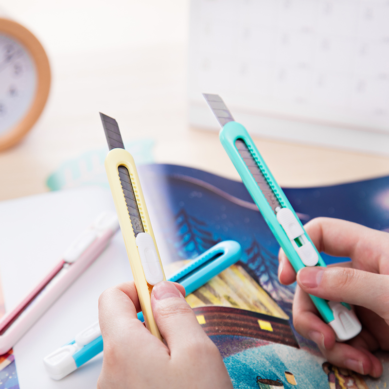 Нож канцелярский Deli 9 мм микс 2054