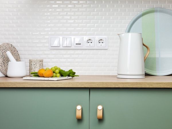 Розетка силовая с заземлением Schneider Electric Sedna Design со шторками без крышки белый SDD111022