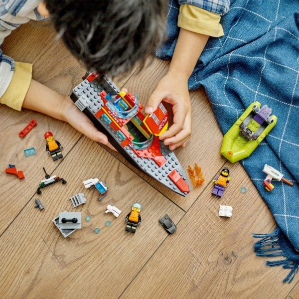 Конструктор LEGO City Човен пожежної бригади 60373