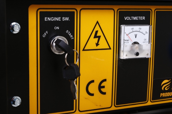 Электрогенераторная установка Firocci FPG7800E2 5 кВт / 5,5 кВт бензин