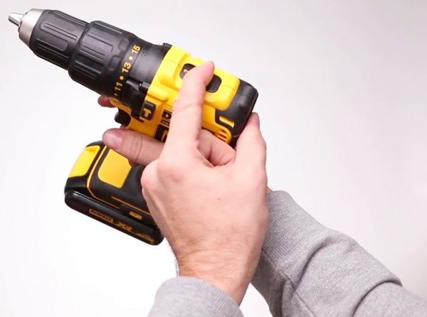 Шуруповерт ударний акумуляторний DeWalt безщітковий DCD778S2T-QW