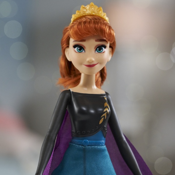 Кукла Hasbro Disney Frozen 2 Королевский наряд в ассортименте (Эльза/Анна) E7895