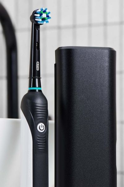 Электрическая зубная щетка Oral-B Pro 750 Черная