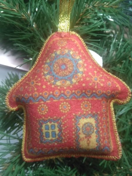 Подвеска фетровая Домик красный 8,5 см