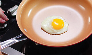 Сковорода з керамічним покриттям