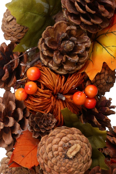 Венок с шишками, ягодами и листьями d340 мм EPI-C32535 