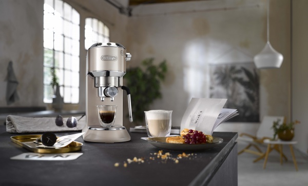 Кофеварка рожковая Delonghi EC885.BG Dedica 