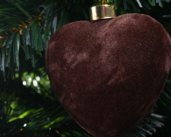 Елочная игрушка в форме сердца 9 см 