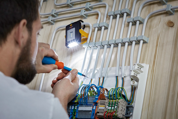 Фонарь кемпинговый Brennenstuhl HL DB 43 (200 лм + 20 лм) магнит+крючок