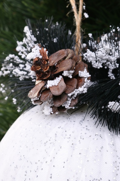 Шар новогодний с декором HF20Y1-07-12 d 120 мм белый